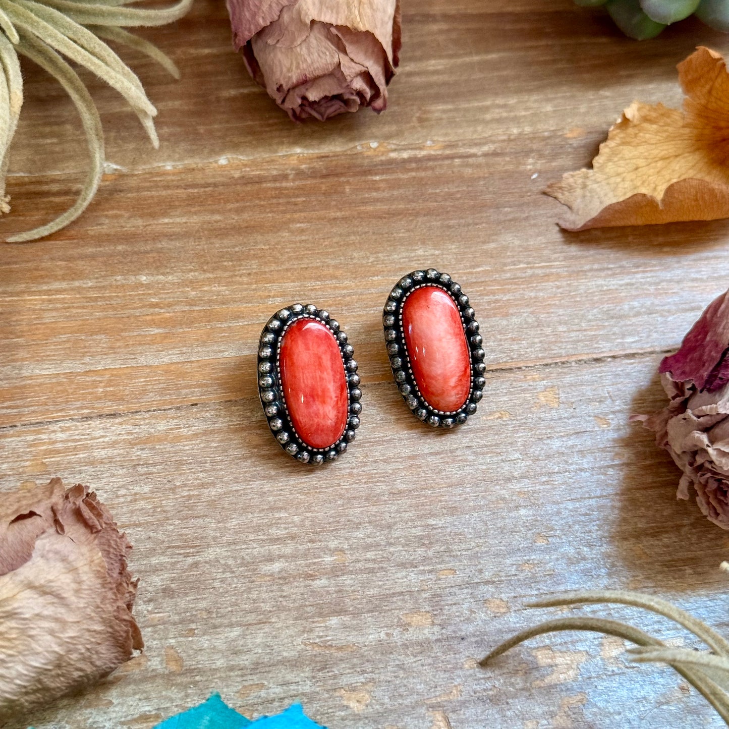 Red Spiny Oyster Beaded Border Stud Earrings – Option 1