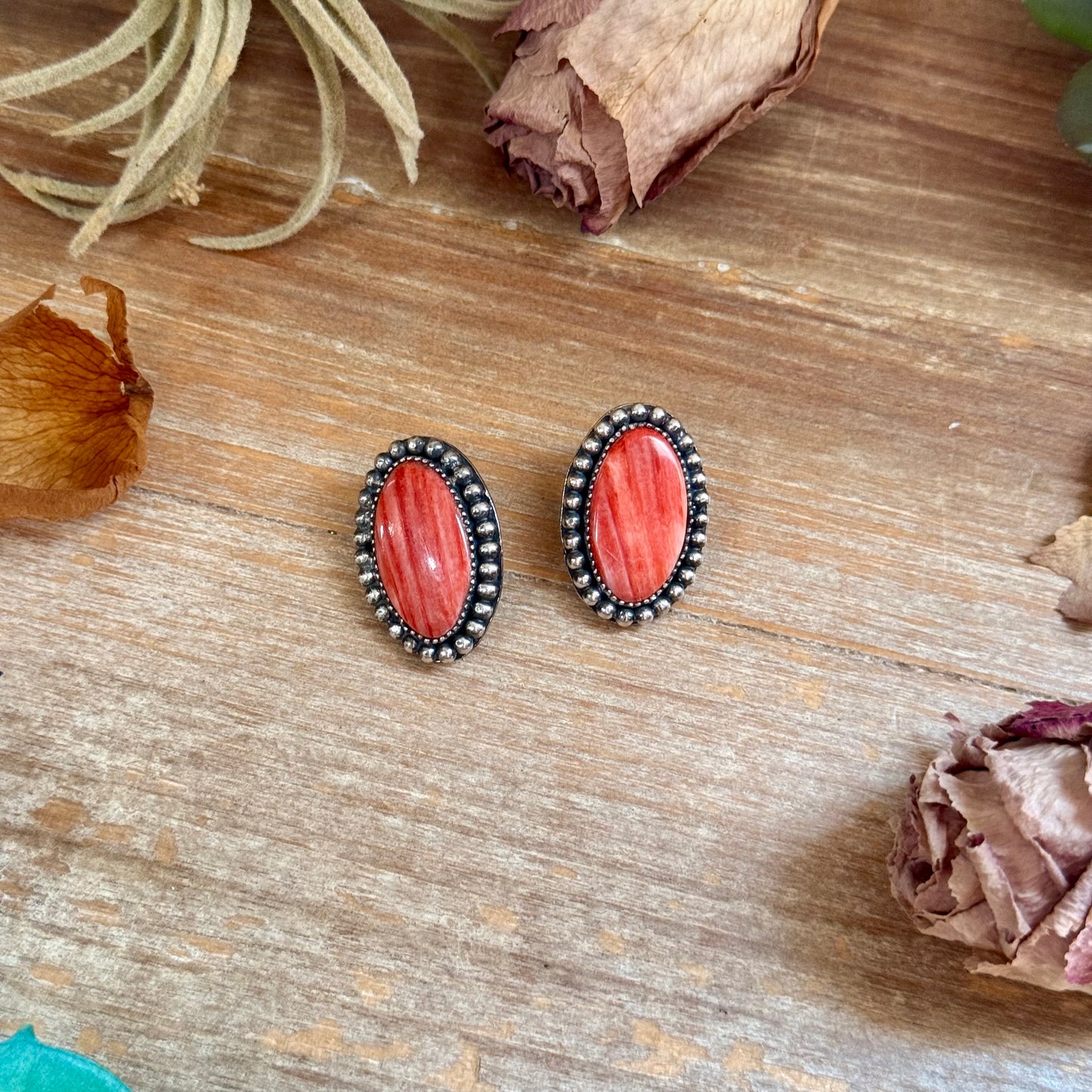 Red Spiny Oyster Beaded Border Stud Earrings – Option 2