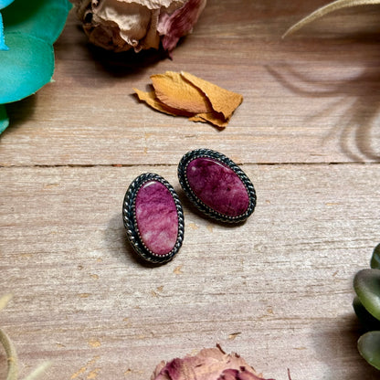 MJ Purple Spiny Oyster Oval Stud Earrings with Twisted Wire
