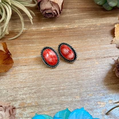 Oval Red Spiny Oyster Rope Border Stud Earrings – Option 1