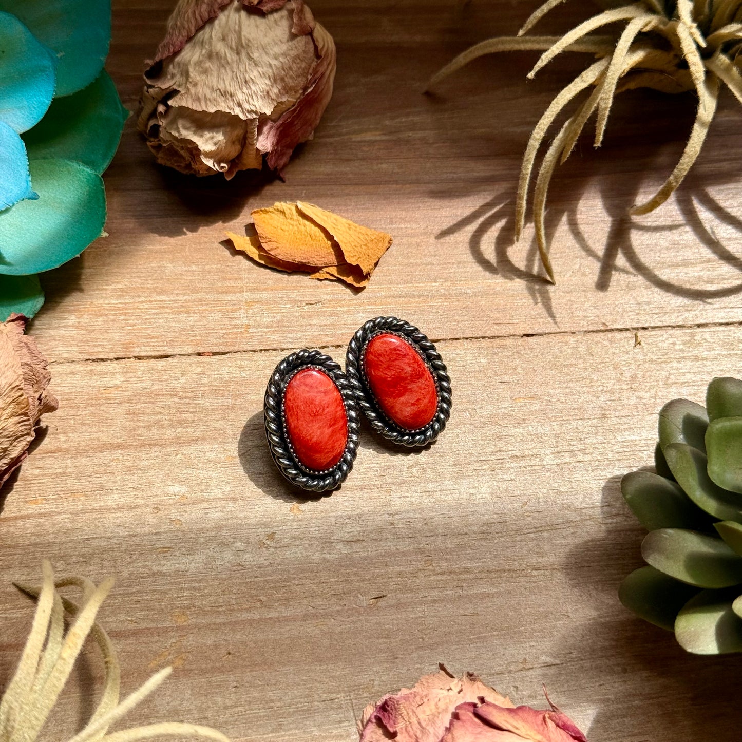 MJ Red Spiny Oyster Stud Earrings with Twisted Rope Border
