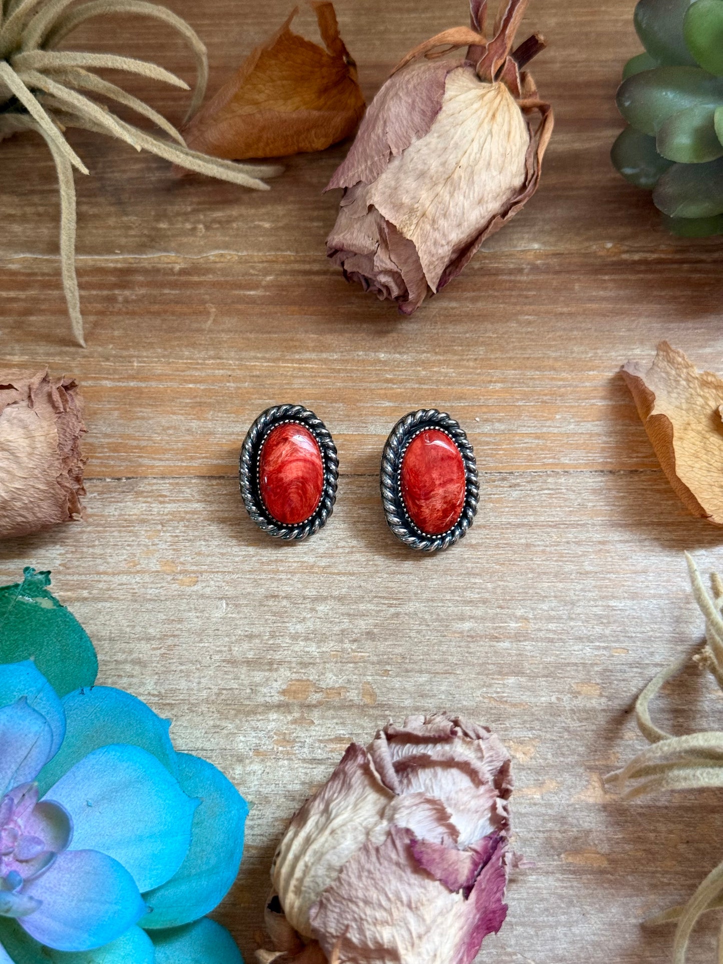 Oval Red Spiny Oyster Rope Border Stud Earrings – Option 2