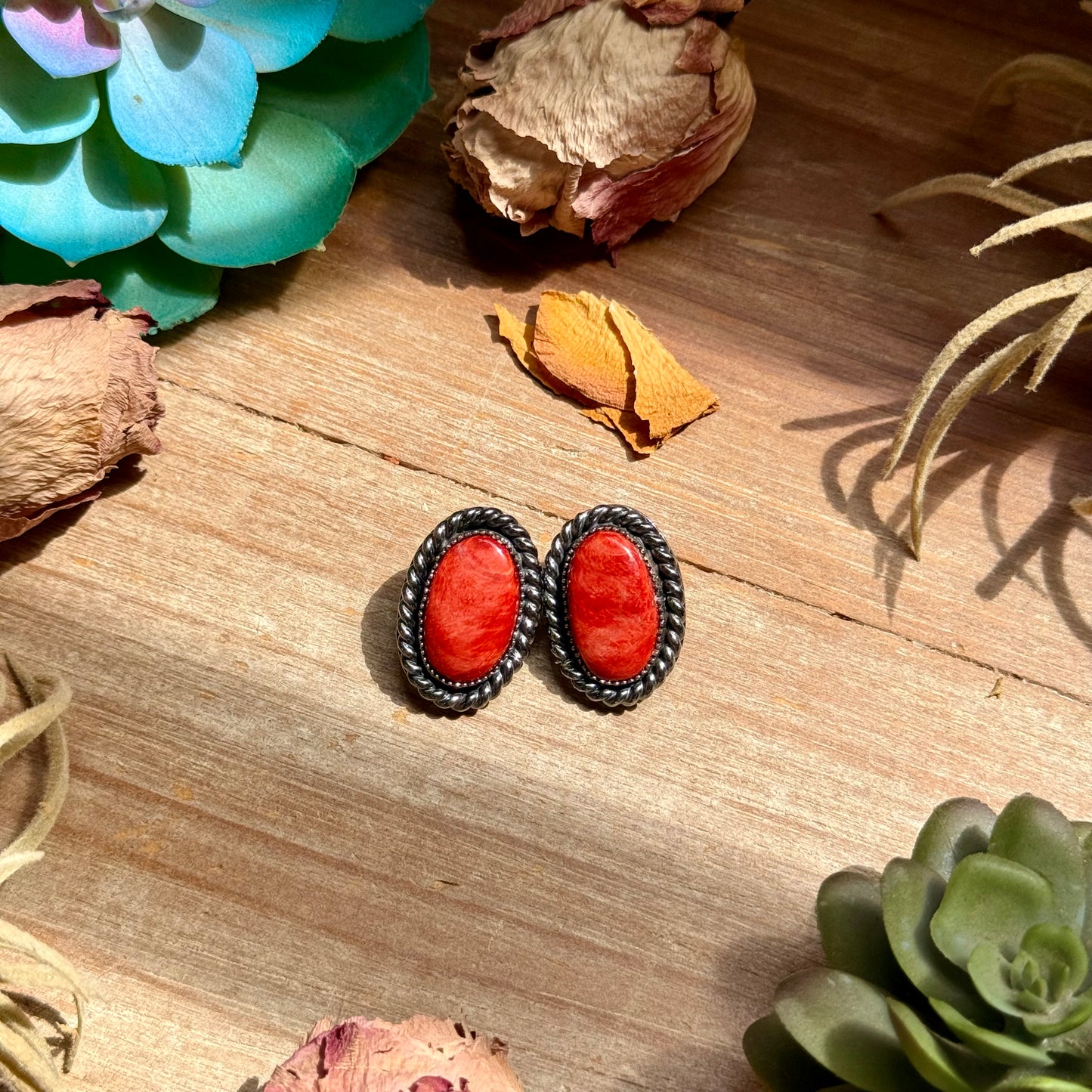 MJ Red Spiny Oyster Stud Earrings with Twisted Rope Border