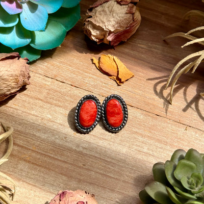 MJ Red Spiny Oyster Stud Earrings with Twisted Rope Border