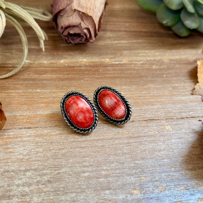 Oval Red Spiny Oyster Rope Border Stud Earrings – Option 1