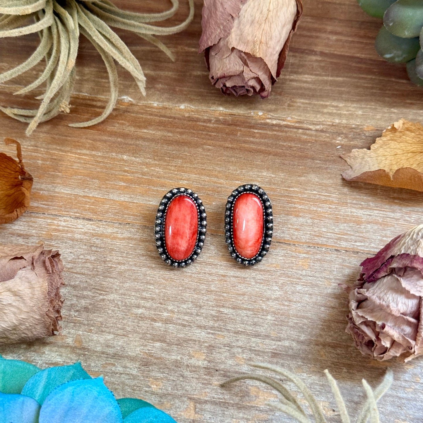 Red Spiny Oyster Beaded Border Stud Earrings – Option 1