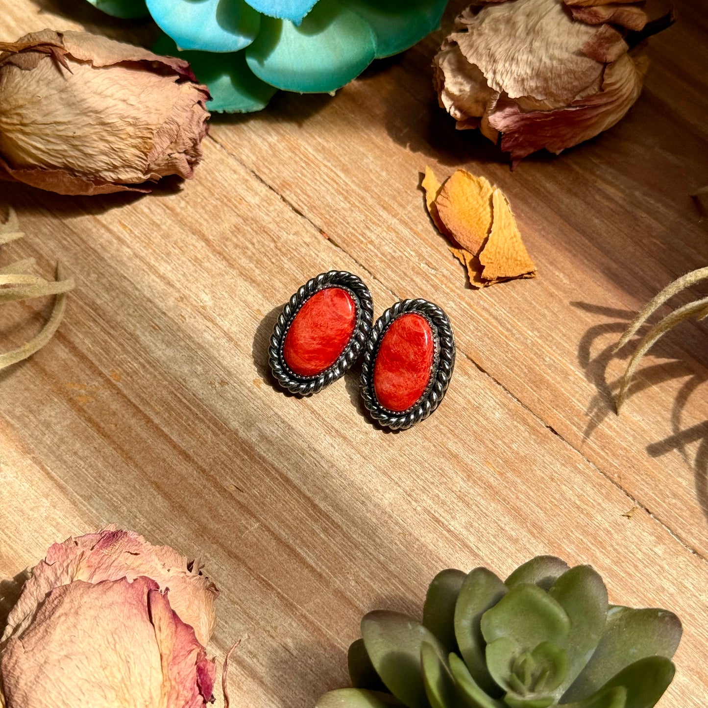 MJ Red Spiny Oyster Stud Earrings with Twisted Rope Border