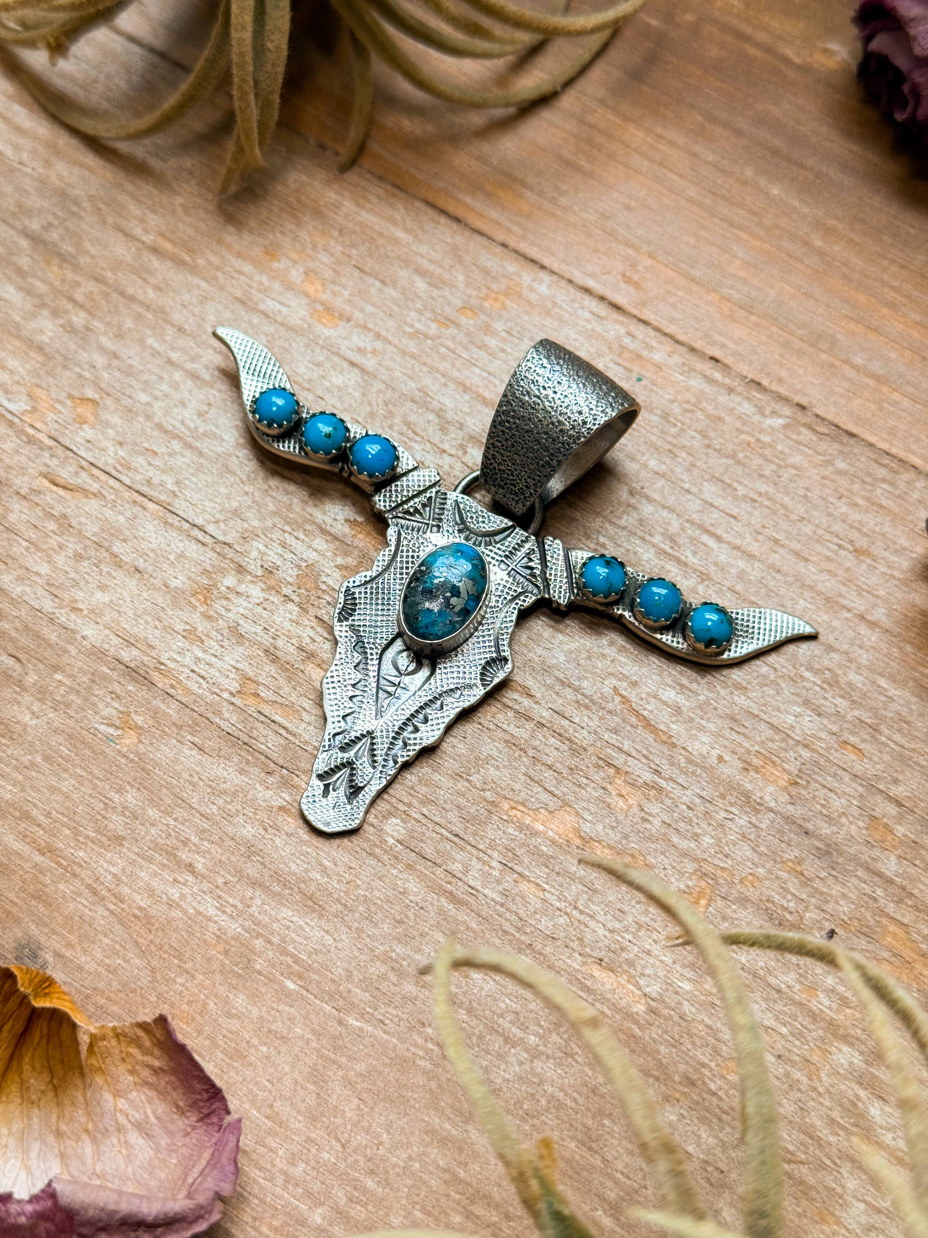 Kingman Turquoise Longhorn Pendant – Sterling Silver – Native Made