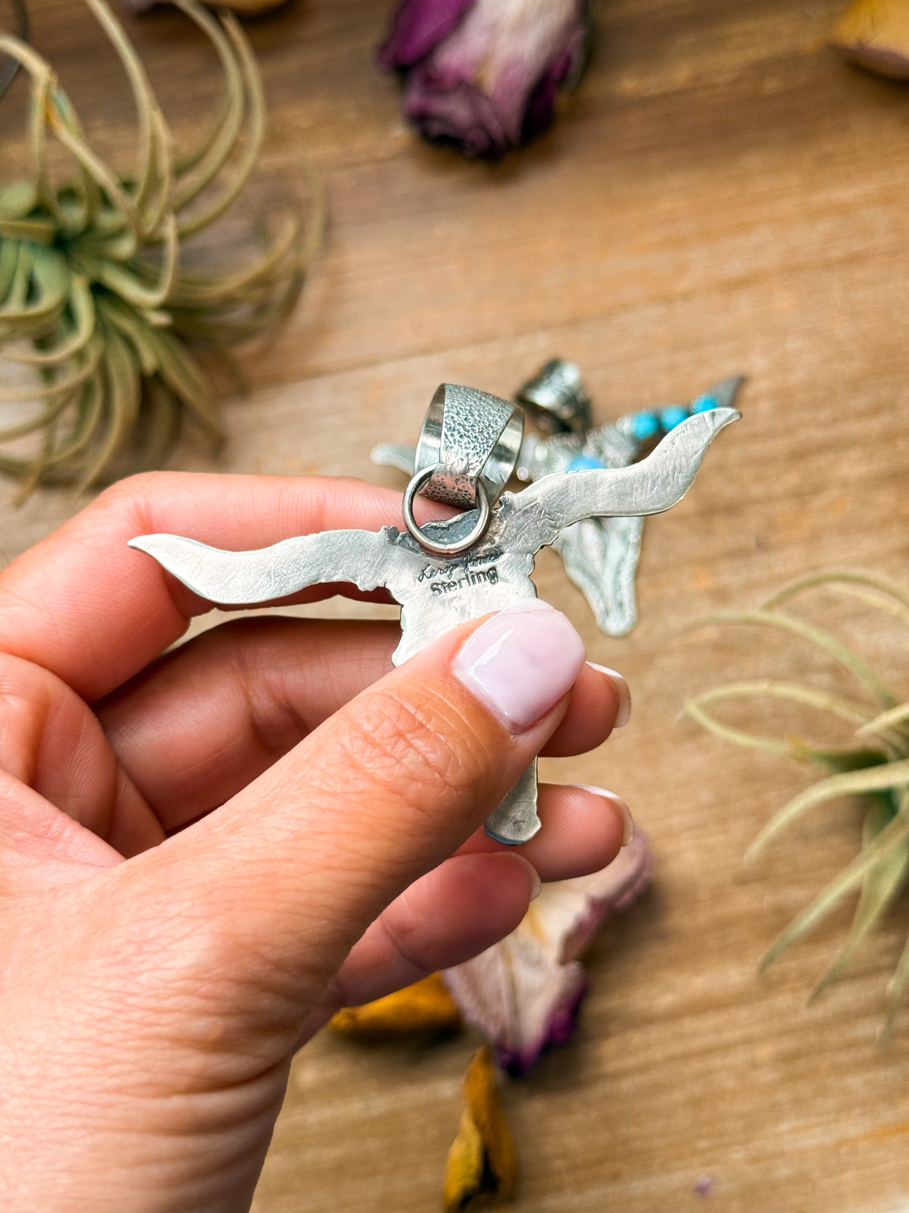 アクセサリー CHOOKE SILVERSMITHING & IRREGULARWORKS Kingman Turquoise Longhorn Pendant – Sterling Silver – Native Made