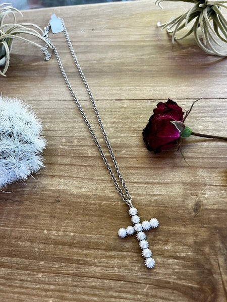18 Inch boxe chain necklace with pearl cross