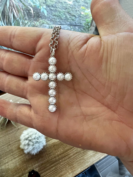 18 Inch boxe chain necklace with pearl cross