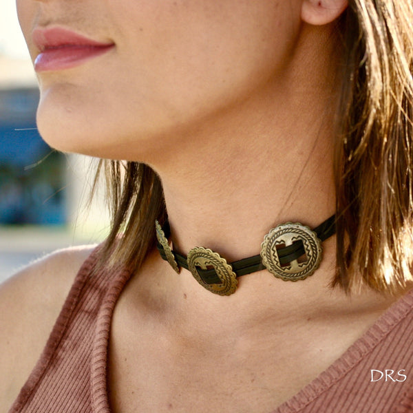 Choker with 3 conchos on leather